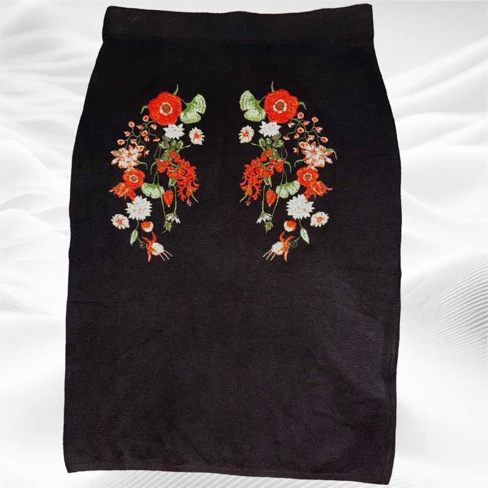 Desigual Knit Fitted Skirt Embroidered Floral Size Small (28x23) - Picture 4 of 10